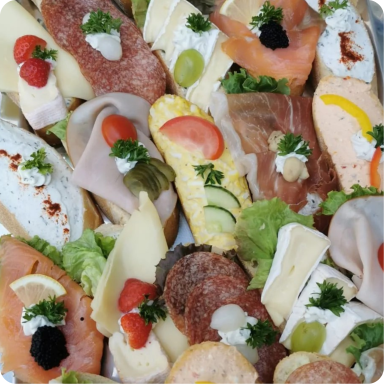gemischt belegte Brötchen mit Lachs, Eieraufstrich, Käse, Schinken, Salami, 