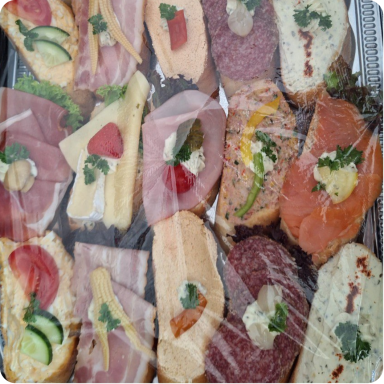 verschiedene belegte Brötchen u.a Lachsbrötchen, Liptauer Aufstrich, Schinkenbrötchen, Speckbrötchen, Eiaufstrichbrötchen