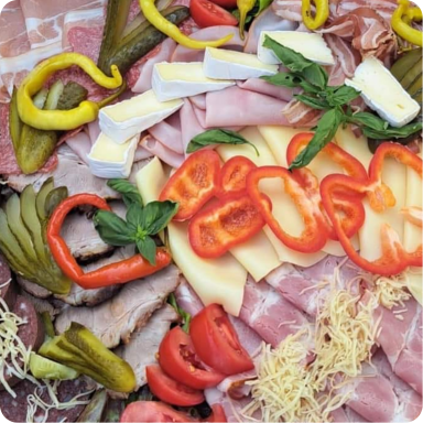 Kalte Platte mit verschiedenen Wurstaufschnitten; Blunzen, Schinken, Speck
