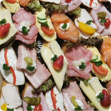 gemischt belegte Brote mit Aufstrichen; Eieraufstrich, Kräutergervais, Kantwurst, Speck
