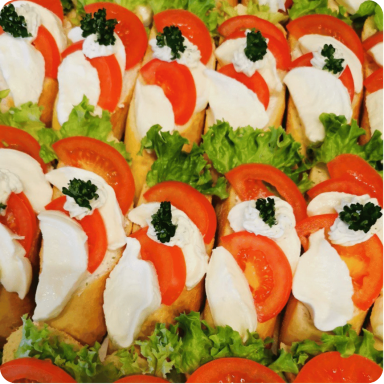 mehrere belegte Brötchen mit Mozzarella Tomaten 